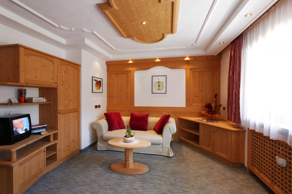 Ciasa Roby Hotel San Cassiano  Exterior photo